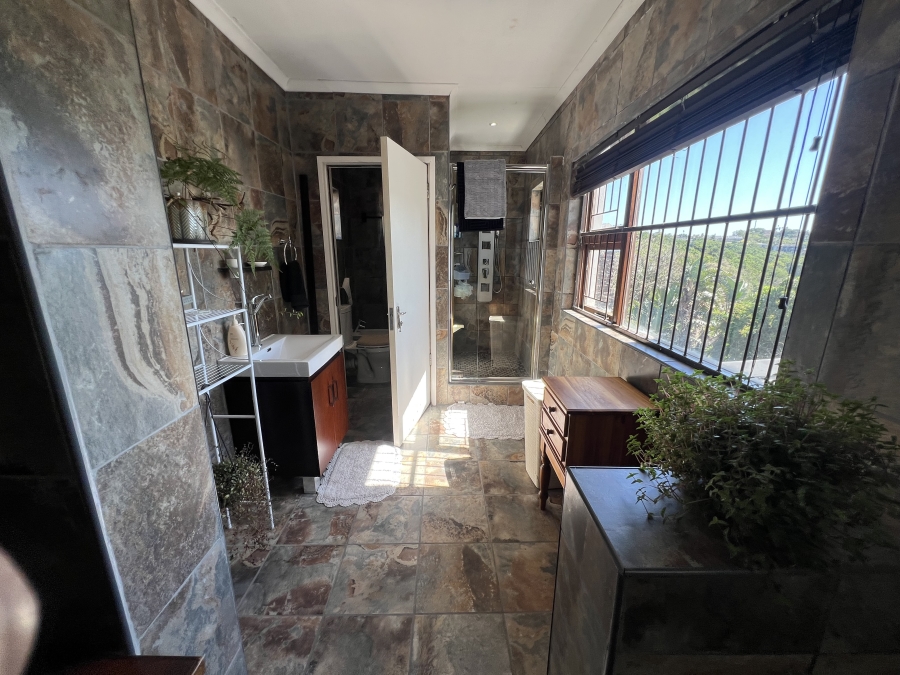 4 Bedroom Property for Sale in Bonza Bay Eastern Cape